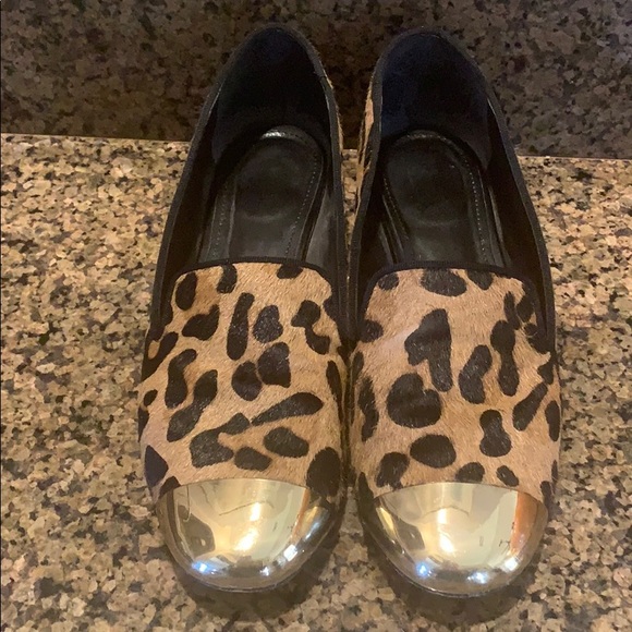 Leopard Loafers with a gold toe  . Size 7.5M - Picture 2 of 7